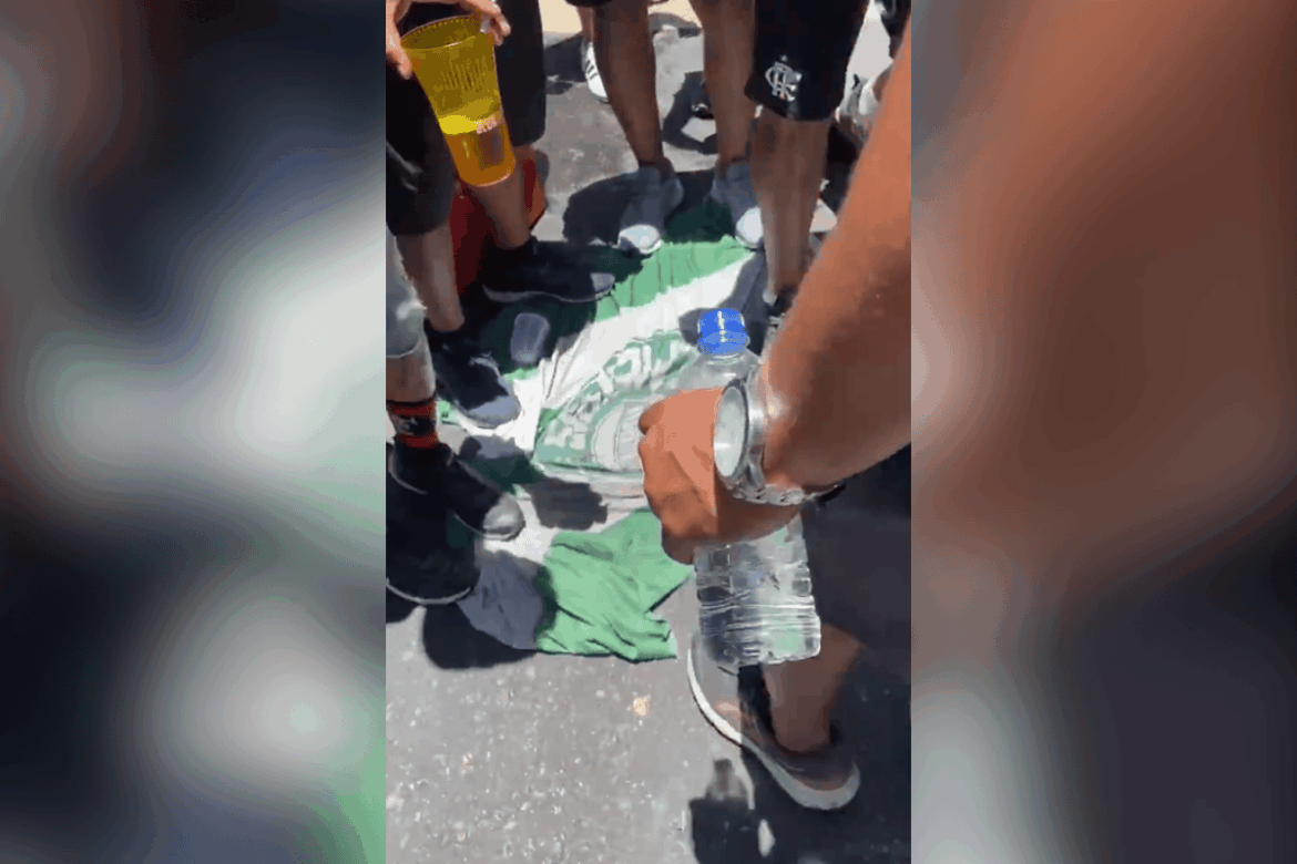torcida-do-flamengo-pisoteia-bandeira-do-palmeiras-em-comemoracao