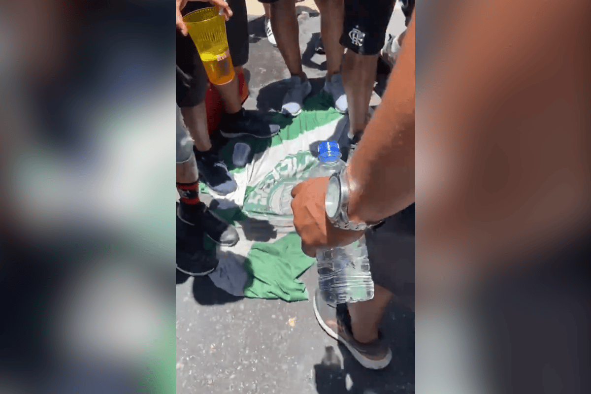 torcida-do-flamengo-pisoteia-bandeira-do-palmeiras-em-comemoracao