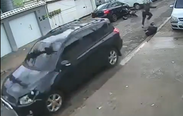 Assalto dá errado: motorista atropela suspeito duas vezes e criminosos fogem em desespero; VÍDEO