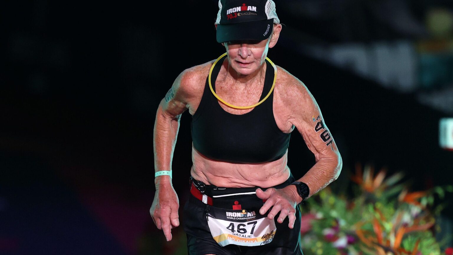Aos 80 anos, atleta desafia limites e completa o Ironman do Havaí
