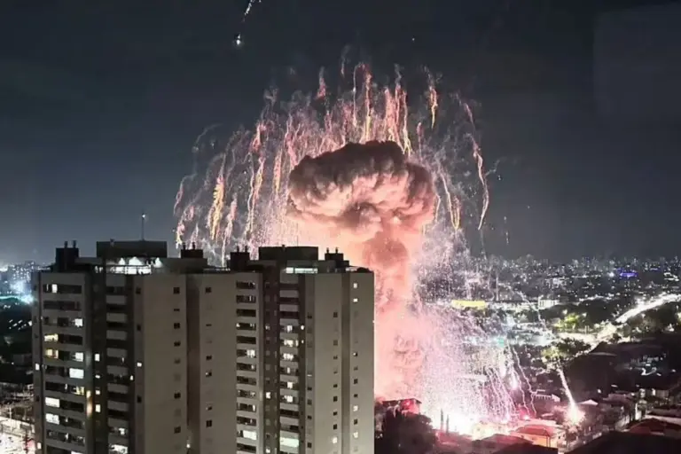 Explosão em galpão de fogos de artifício deixa feridos e destruição em SP; veja imagens