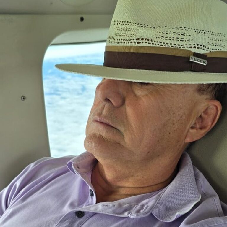 Entre maratona de viagens, Bocalom registra cochilo e brinca nas redes: “O trabalho não para”