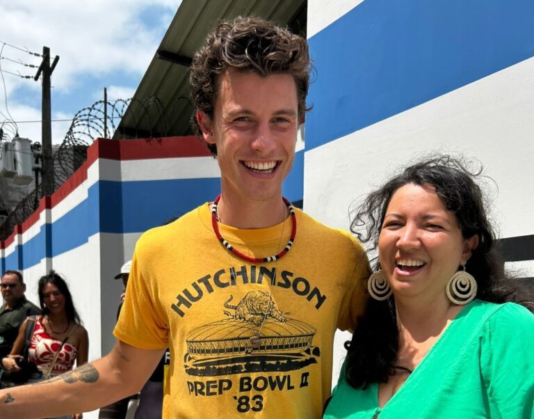Shawn Mendes visita espaço do Comitê Chico Mendes na COP30 e tira foto com neta do ambientalista