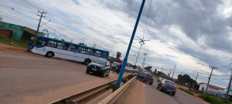 Ônibus quebra barra de direção, sai da pista e causa engarrafamento em via movimentada de Rio Branco