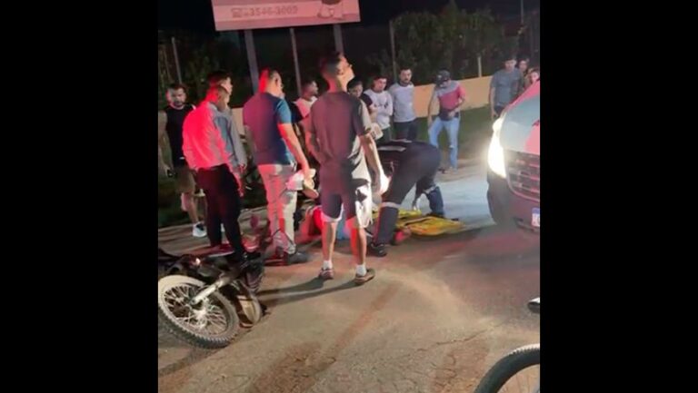 Ciclista e motociclista ficam feridos em acidente noturno no Bairro Ferreira Silva, no interior do Acre