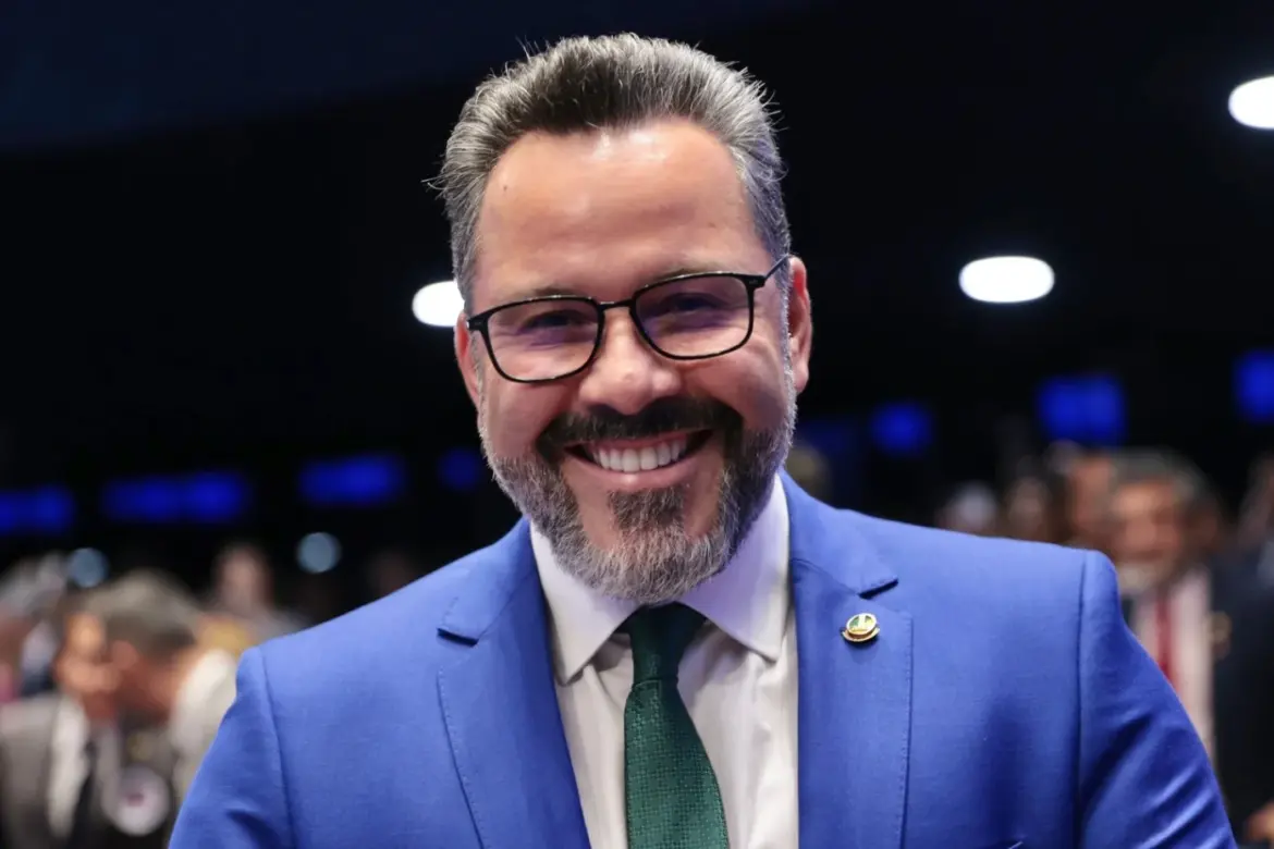 Alan Rick faz oração por Bolsonaro em evento político