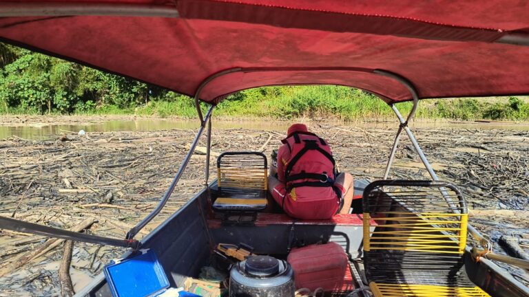 Após dias isolados, mutirão remove balseiros e devolve travessia às famílias da Boca do Caeté