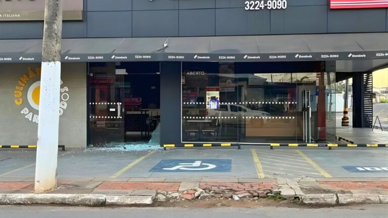 Pizzaria é arrombada de madrugada por dupla fardada; suspeitos fogem de bicicleta