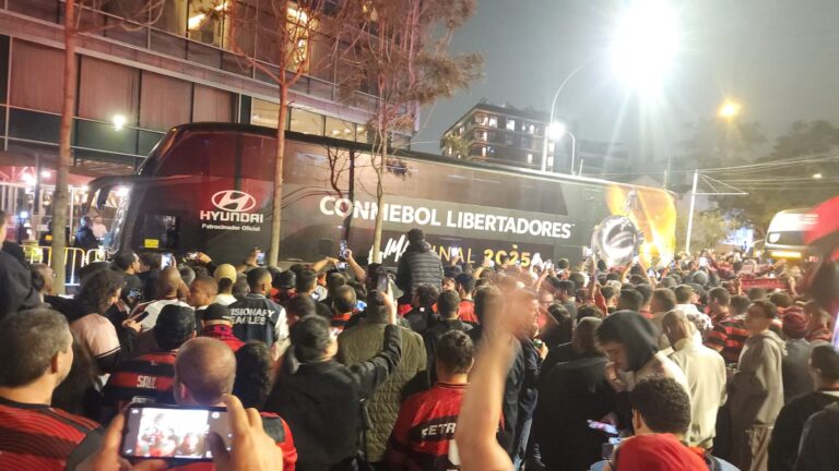 Flamengo desembarca em Lima para decisão da Libertadores e é recebido por multidão de torcedores