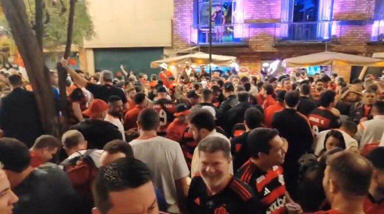 Torcida do Flamengo lota Calle de las Pizzas, em Lima, em clima de pré-final da Libertadores