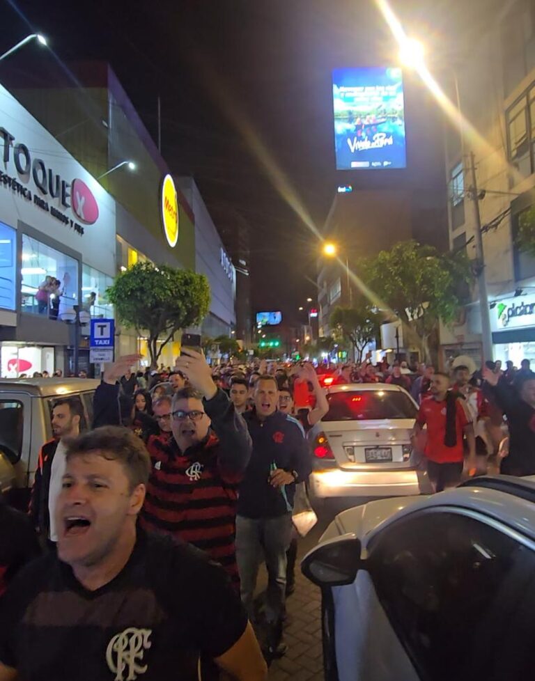 Flamenguistas invadem ruas de Lima em caminhada rumo ao hotel da delegação
