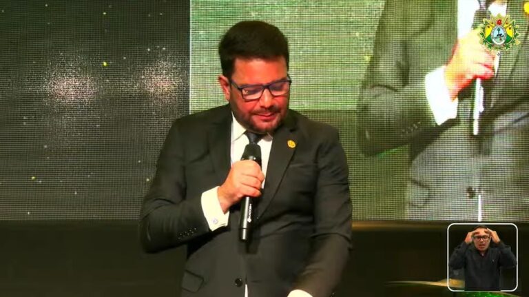Gladson Camelí se emociona ao homenagear Marcão no Prêmio de Comunicação do Acre