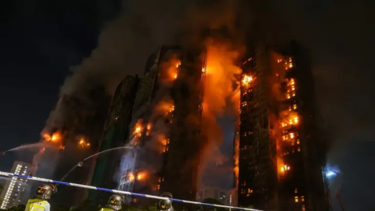 Corpos são achados em telhados, e número de mortos em incêndio em Hong Kong sobe para 146
