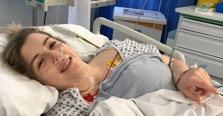 Jovem de 23 anos sofre AVC após estalar o pescoço