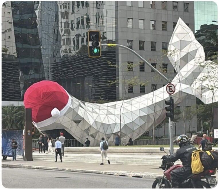 “Piroca da Faria Lima”? Decoração de Natal em baleia viraliza e vira meme nas redes