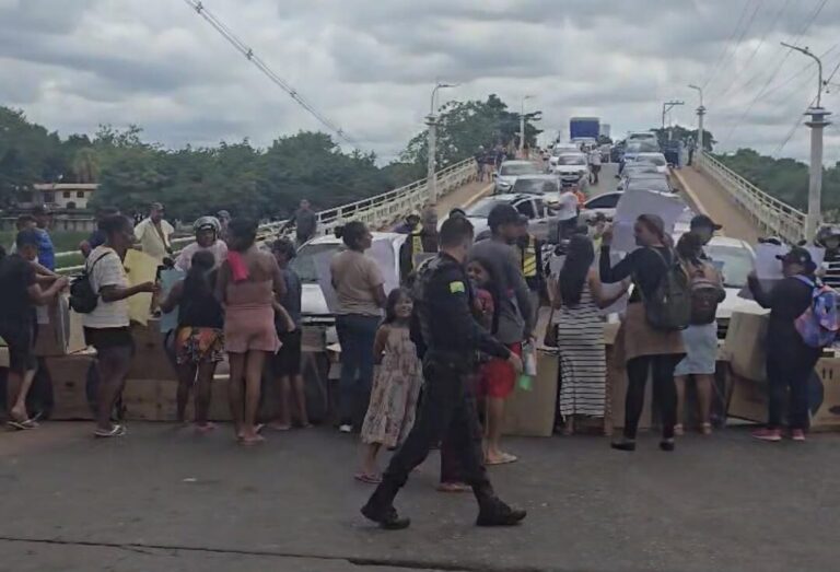 Moradores da ocupação Marielle Franco fecham ponte em protesto no Centro da capital