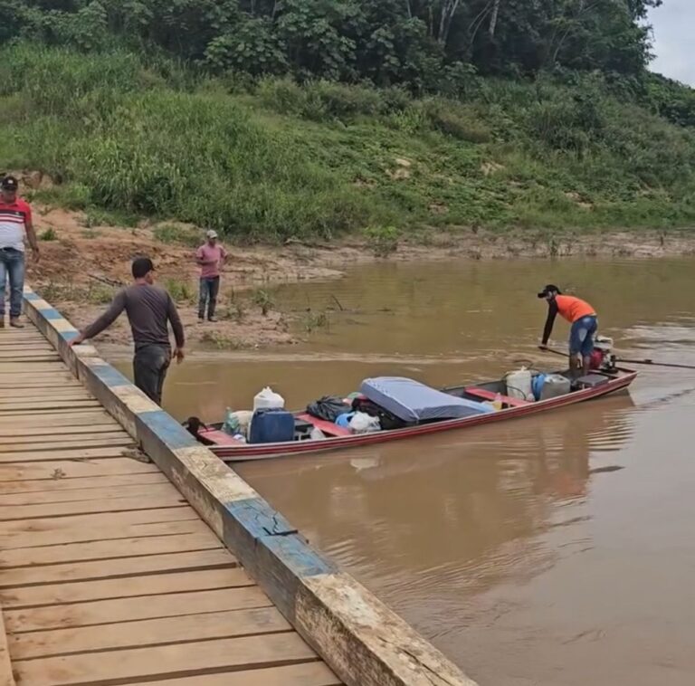 Promotor flagra ribeirinhos atravessando barcos por baixo de ponte que bloqueia rio no Acre