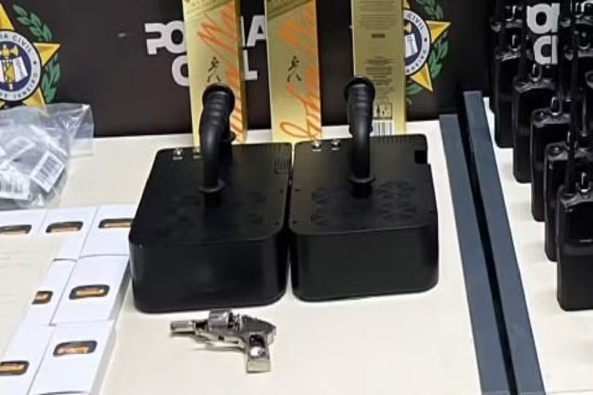 equipamentos-de-guerra:-canhoes-anti-drones-sao-achados-em-casa-no-rj