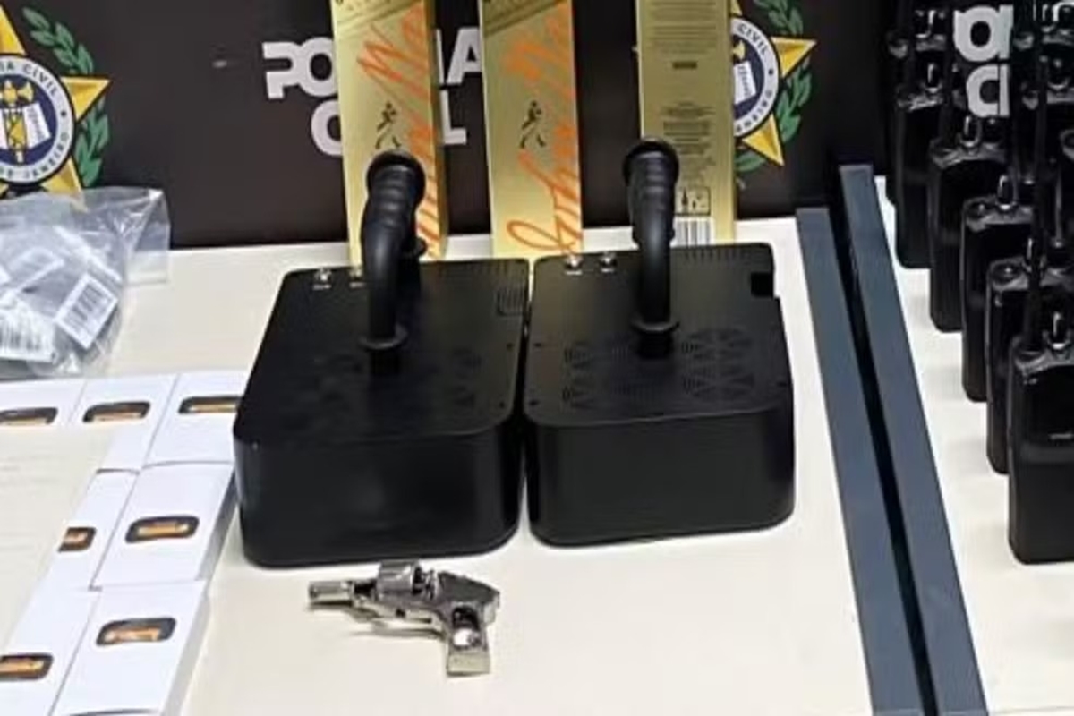 equipamentos-de-guerra:-canhoes-anti-drones-sao-achados-em-casa-no-rj