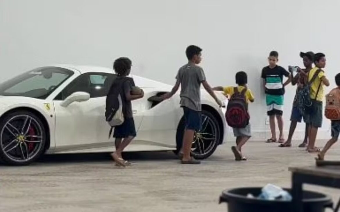 viralizou:-ao-verem-ferrari,-meninos-abracam-e-beijam-o-carro