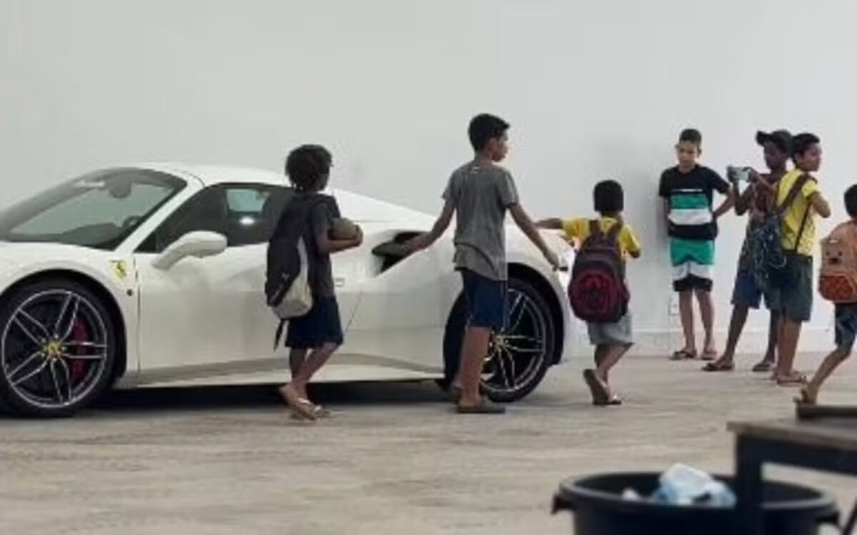 viralizou:-ao-verem-ferrari,-meninos-abracam-e-beijam-o-carro