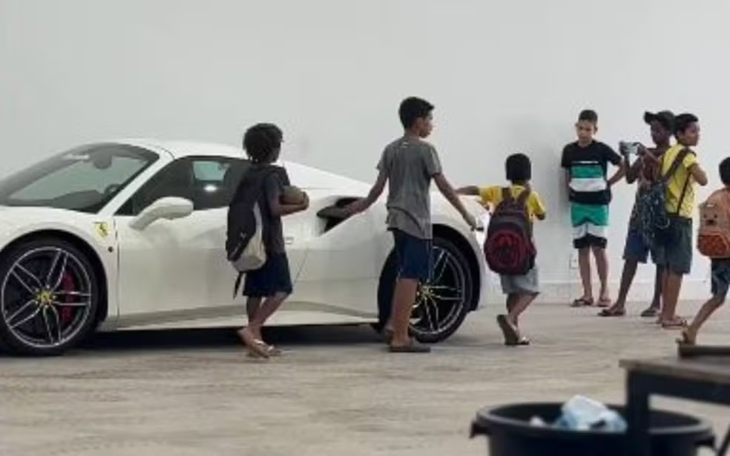 viralizou:-ao-verem-ferrari,-meninos-abracam-e-beijam-o-carro