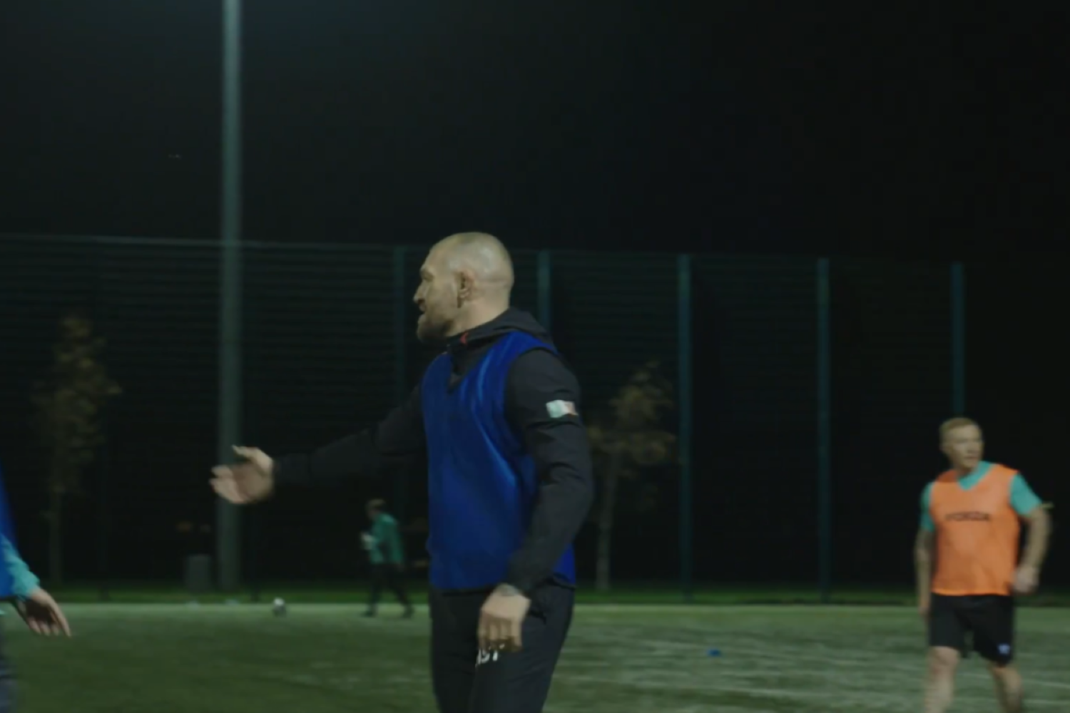 campeao-e-artilheiro:-mcgregor-surpreende-com-golaco-em-jogo-de-futebol