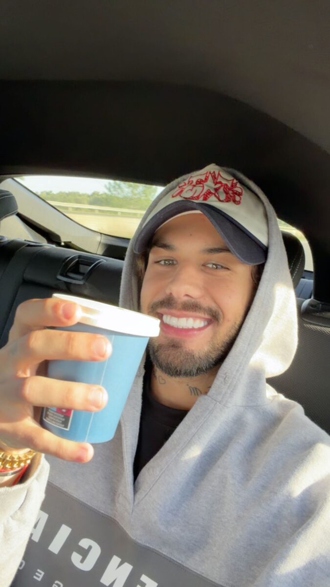 em-meio-a-turne-fora-do-brasil,-ze-felipe-responde-sobre-saudades-de-ana-castela-e-filhos