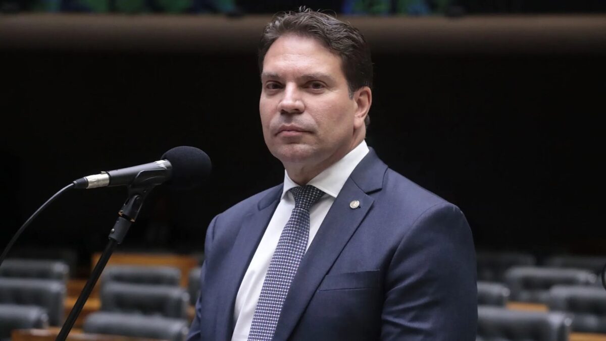 camara-corta-salario-e-beneficios-de-alexandre-ramagem,-que-esta-foragido-nos-eua