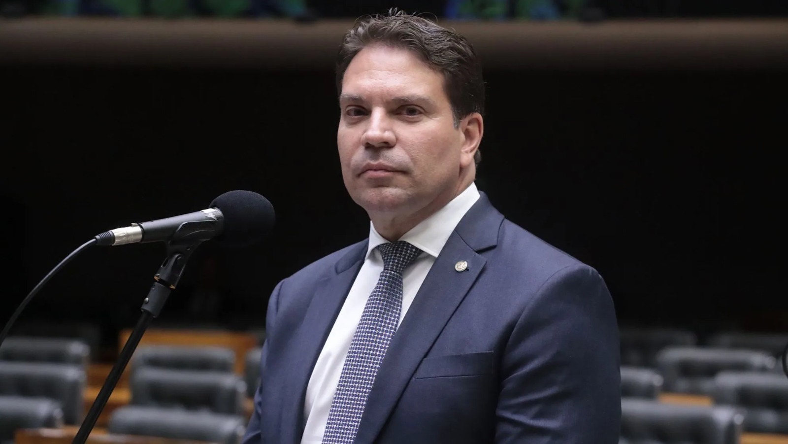 Câmara corta salário e benefícios de Alexandre Ramagem, que está foragido nos EUA