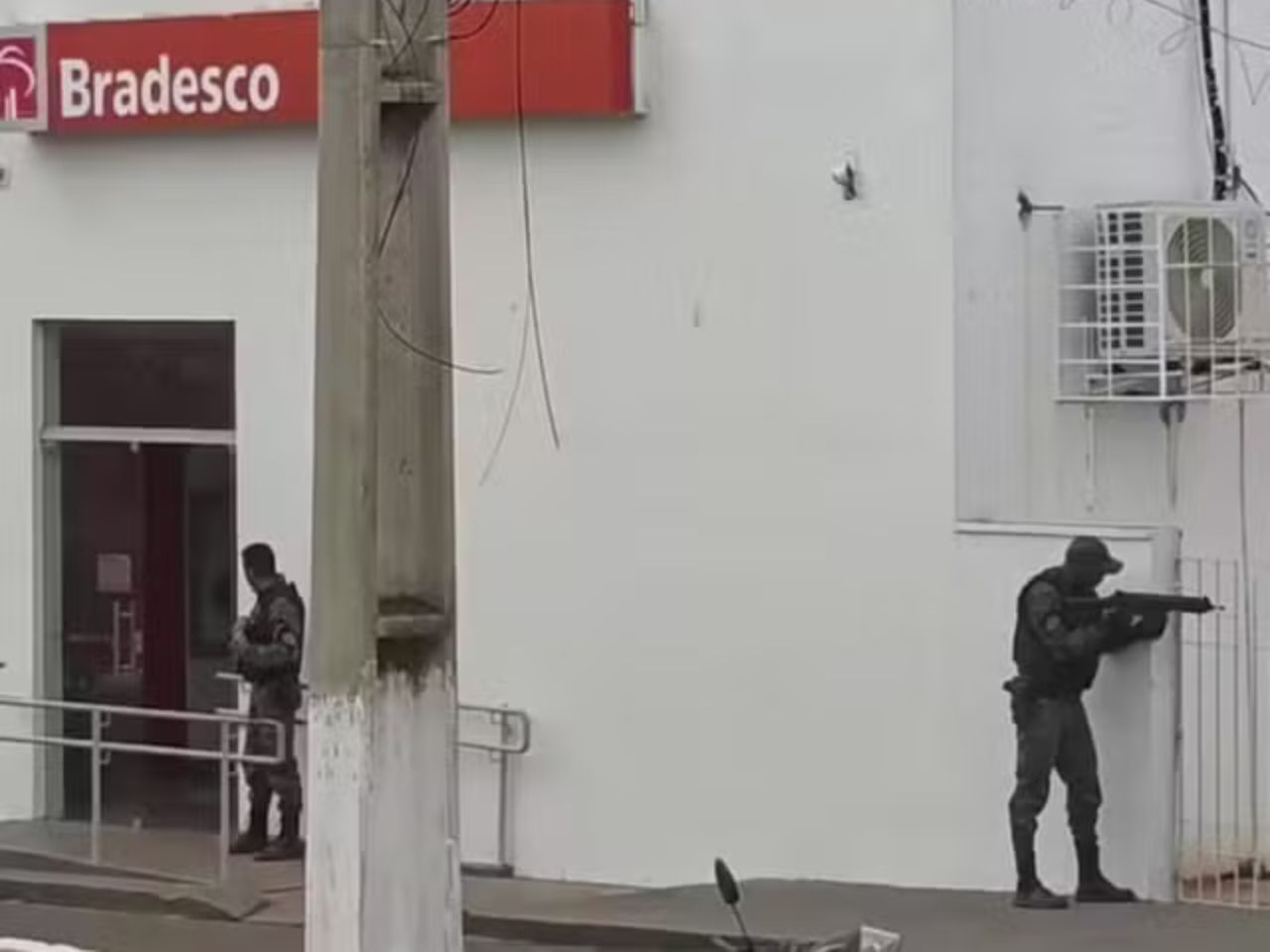 Gerente de banco é mantido refém com explosivos falsos amarrados ao corpo