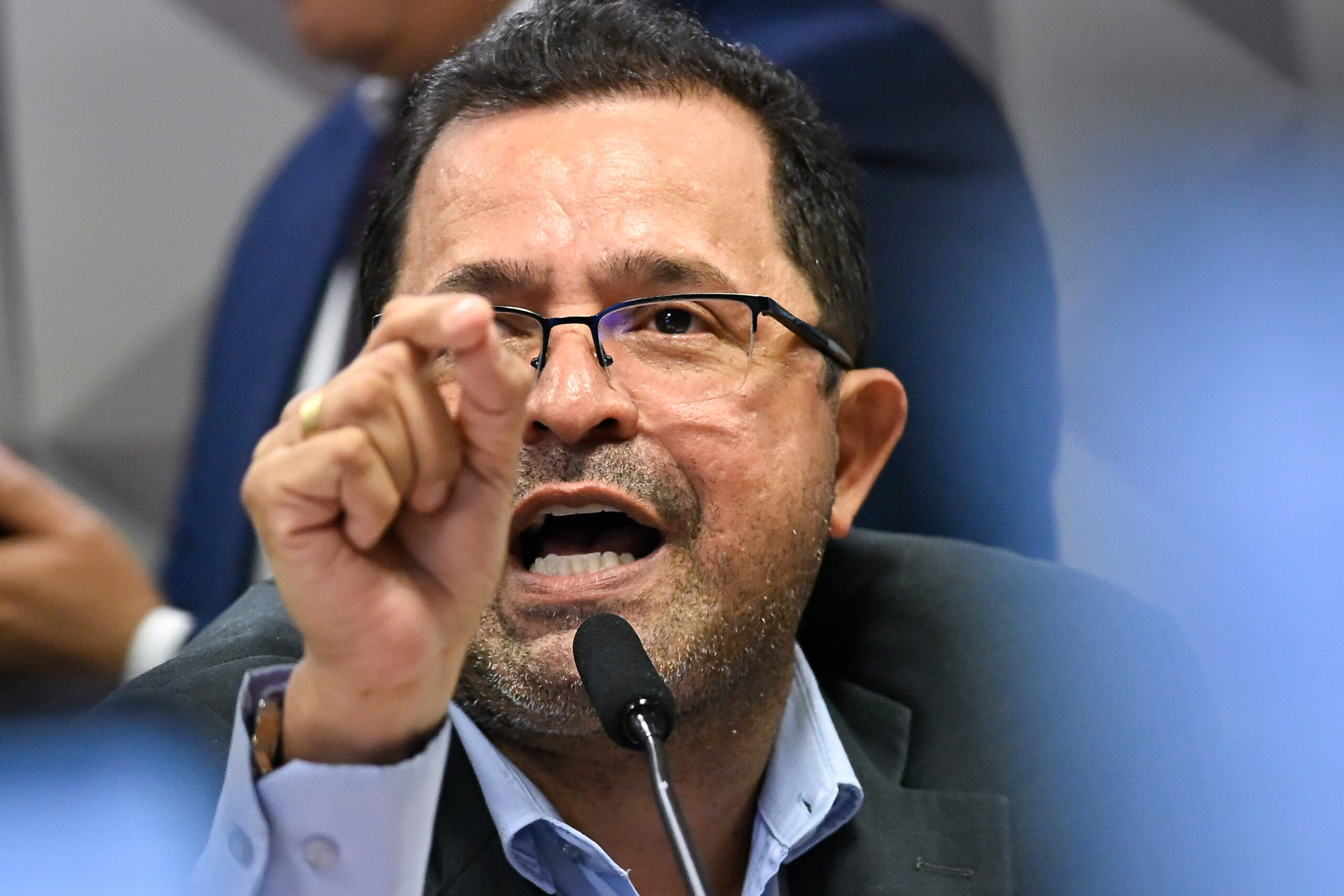 “mao-suja-de-corrupcao”:-deputado-e-ex-diretor-do-inss-discutem-na-cpmi