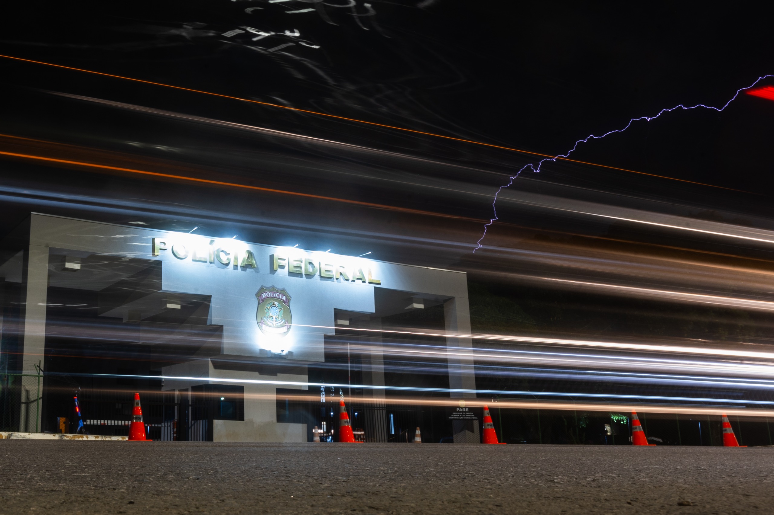 fotografo-capta-momento-exato-de-raio-sobre-a-pf,-onde-bolsonaro-esta-preso