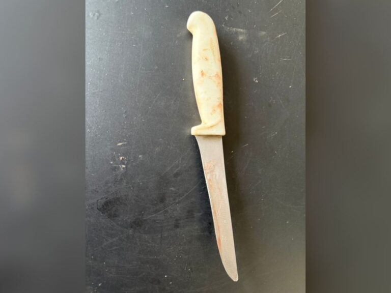 Homem invade empresa e esfaqueia ex-mulher e ex-patrão