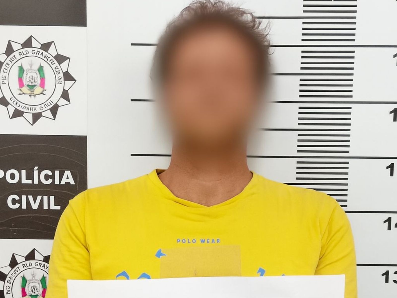 Pai é preso por incitar filho a matar a própria mãe