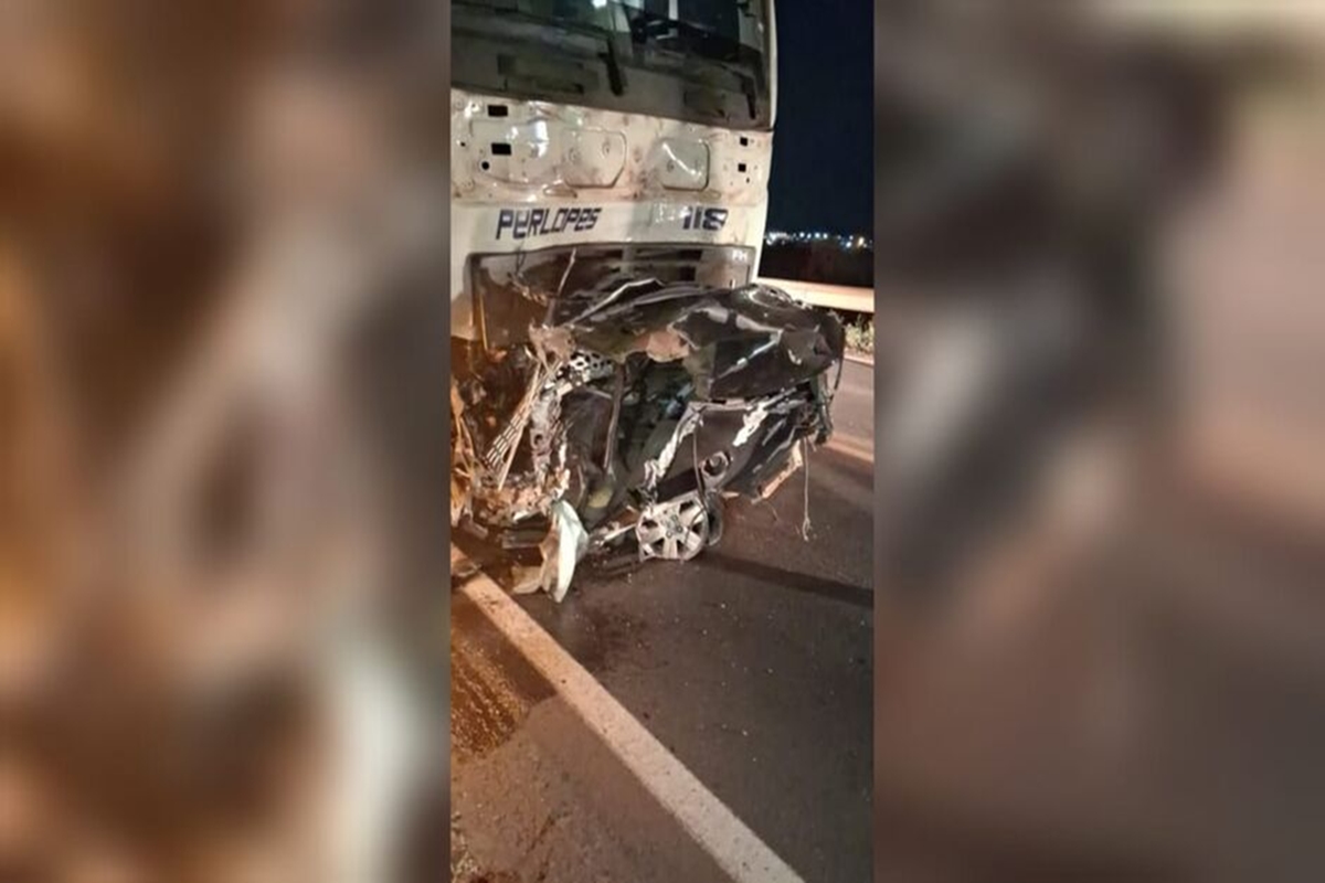 motorista-morre-em-batida-com-caminhao;-carro-e-partido-ao-meio.-video