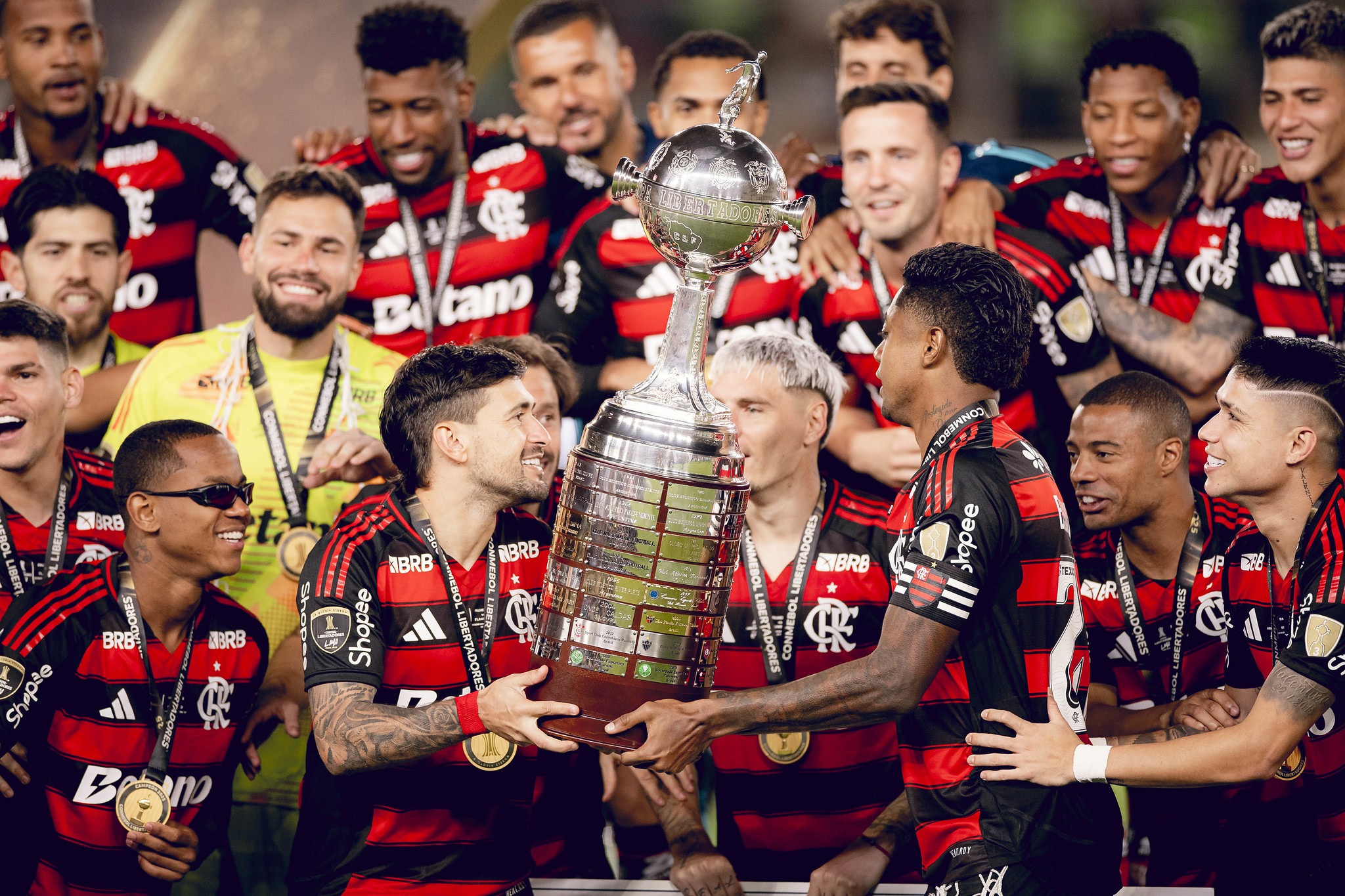 Jogador do Flamengo acionado por reconhecimento de paternidade tem filho da mesma idade