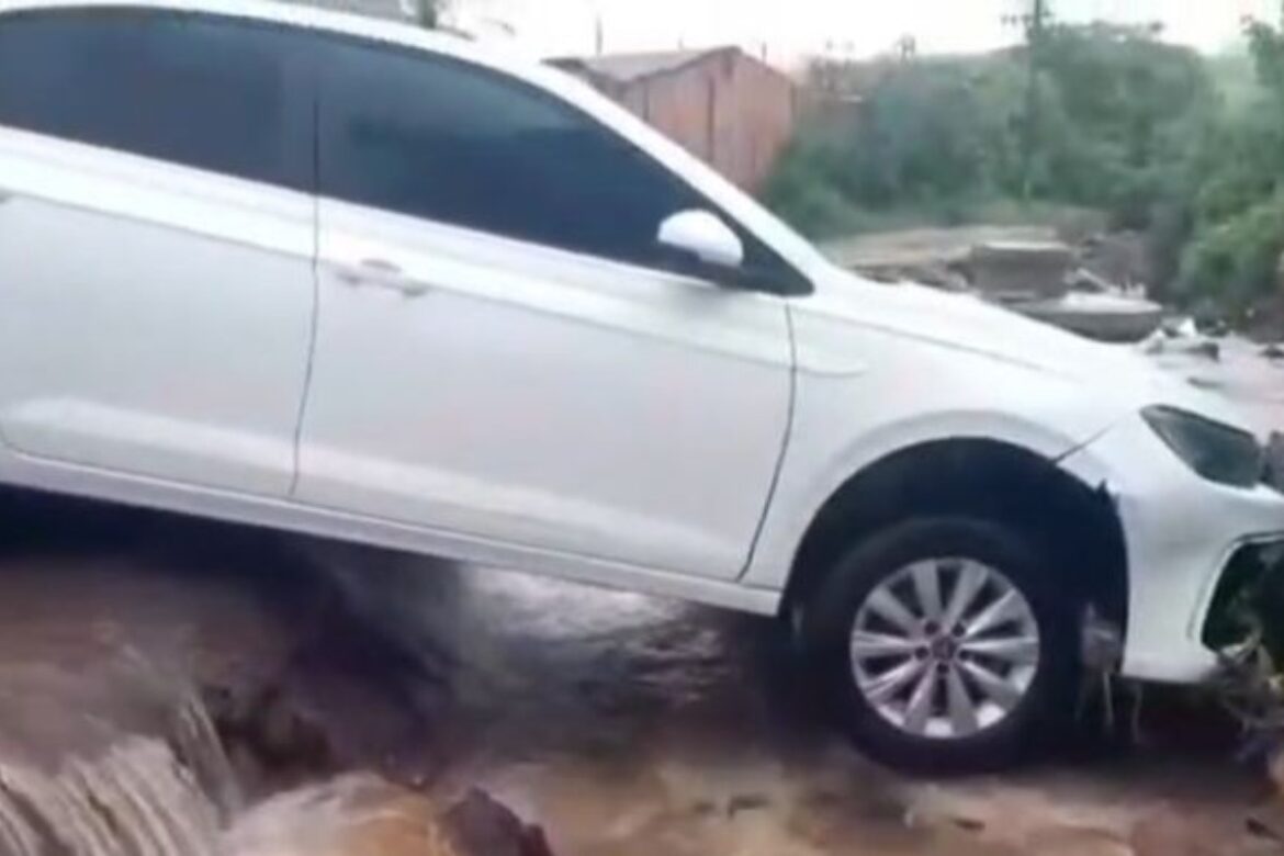 carro-e-levado-por-enxurrada-e-fica-preso-em-vala-durante-chuva-no-df