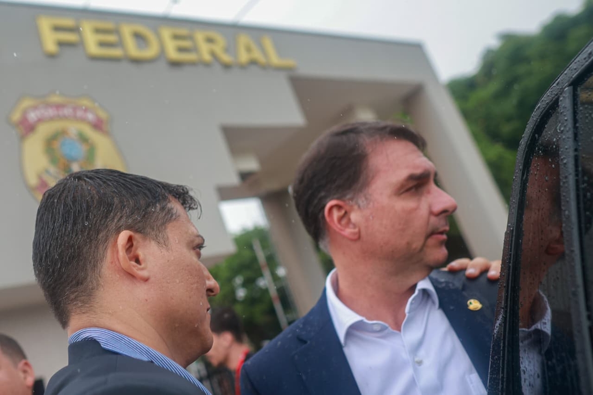 “conversamos-como-adultos”,-diz-flavio-bolsonaro-apos-reuniao-no-pl