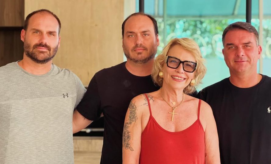 ex-esposa-de-bolsonaro-celebra-‘uniao’-durante-criticas-dos-filhos-a-michelle