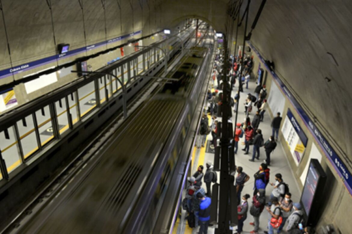 trens-da-linha-5-lilas-travam-e-passageiros-enfrentam-caos-em-sp