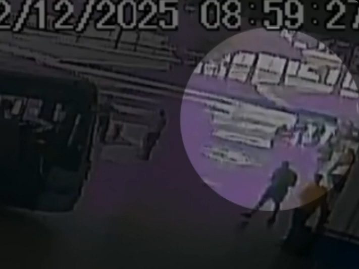 camera-flagra-homem-esfaqueando-ex-namorada-idosa-e-o-companheiro-dela;-assista