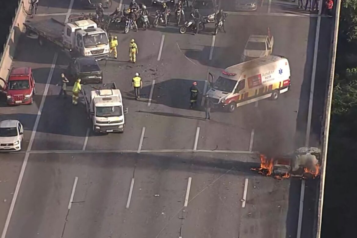 carro-pega-fogo-e-rodovia-dos-bandeirantes-e-fechada-no-sentido-sp