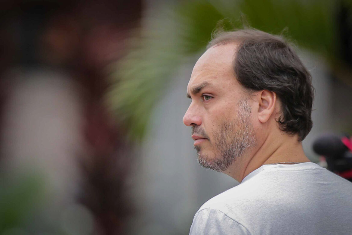 carlos-pede-para-trocar-data-de-visita-a-bolsonaro-por-aniversario