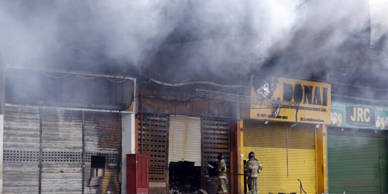 IncĂȘndio no Ceasa/Rio estĂĄ controlado; bombeiros trabalham no rescaldo