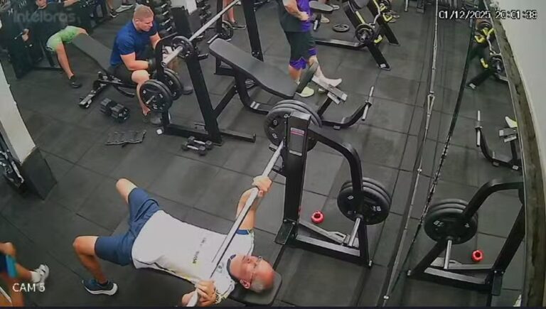 Vídeo: homem morre após acidente com barra de supino na academia