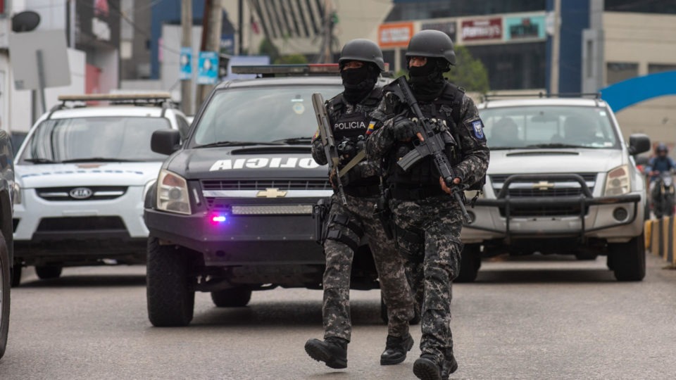 grupo-armado-invade-bar-e-realiza-massacre;-veja-video