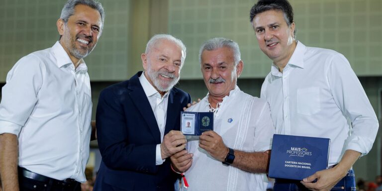 Lula entrega carteiras de docente a professores do Ceará
