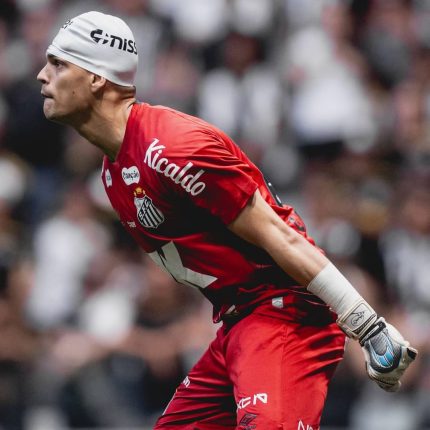 flamengo-prepara-nova-investida-por-gabriel-brazao,-goleiro-do-santos