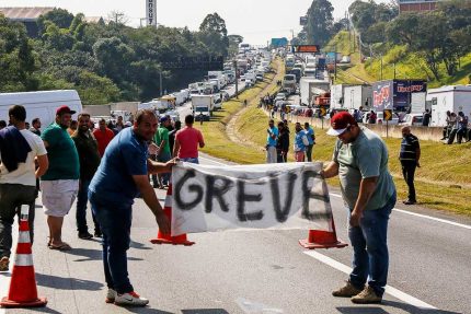 caminhoneiros-convocam-greve-em-todo-o-pais-para-esta-quinta-feira-(4/12)